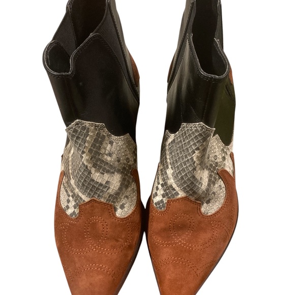 New without tags. In perfect condition with style and comfort.Medium width - Picture 1 of 8